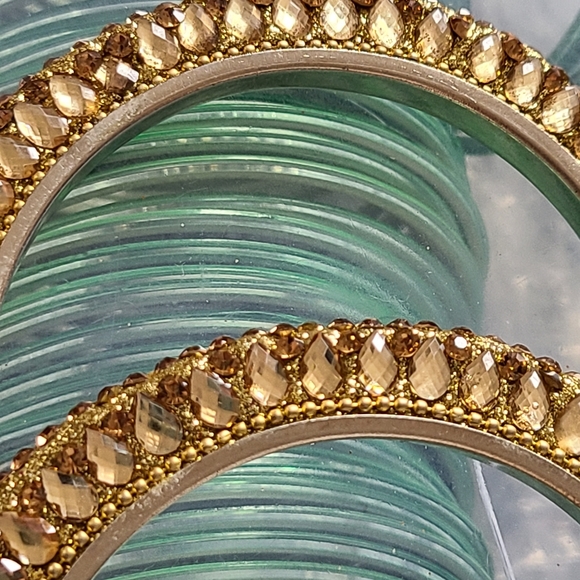 2 Chunky Rhinstoned Bangles. - Picture 4 of 5